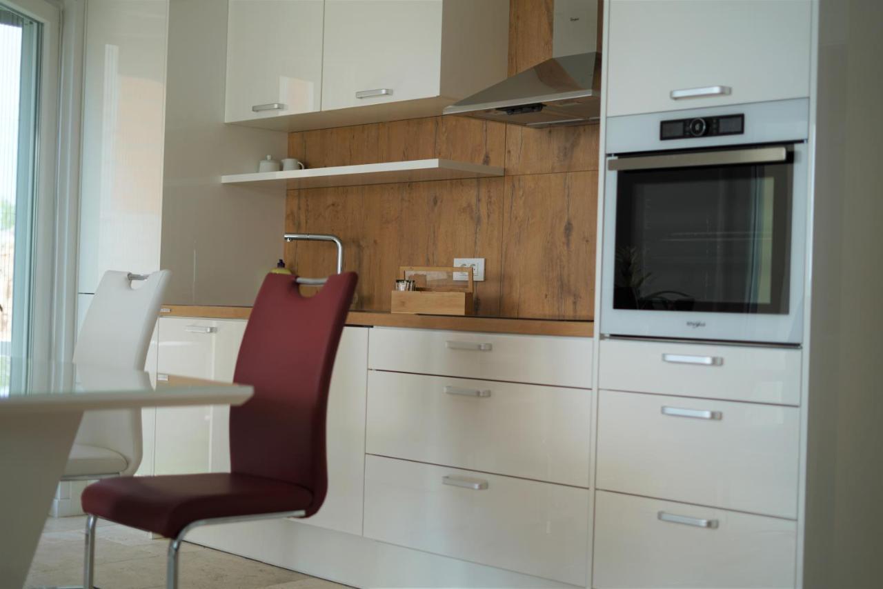 Villa M - Your Business & Holiday Apartment In シベニク エクステリア 写真