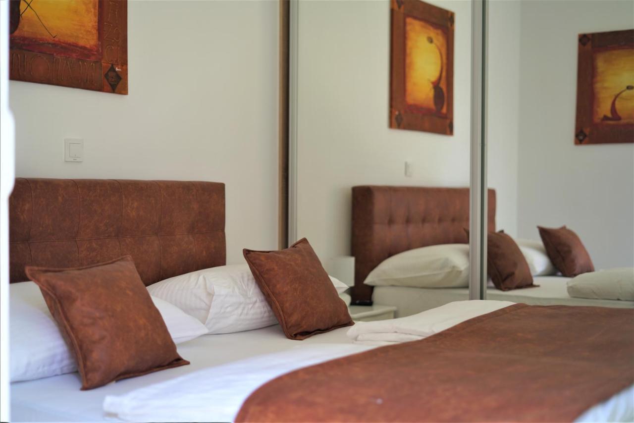 Villa M - Your Business & Holiday Apartment In シベニク エクステリア 写真