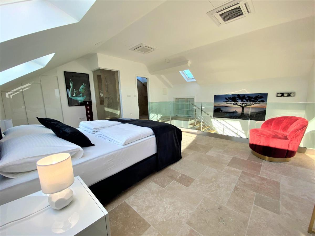 Villa M - Your Business & Holiday Apartment In シベニク エクステリア 写真