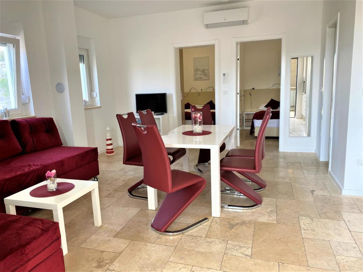 Villa M - Your Business & Holiday Apartment In シベニク エクステリア 写真