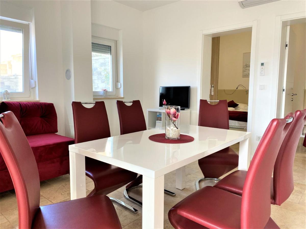Villa M - Your Business & Holiday Apartment In シベニク エクステリア 写真