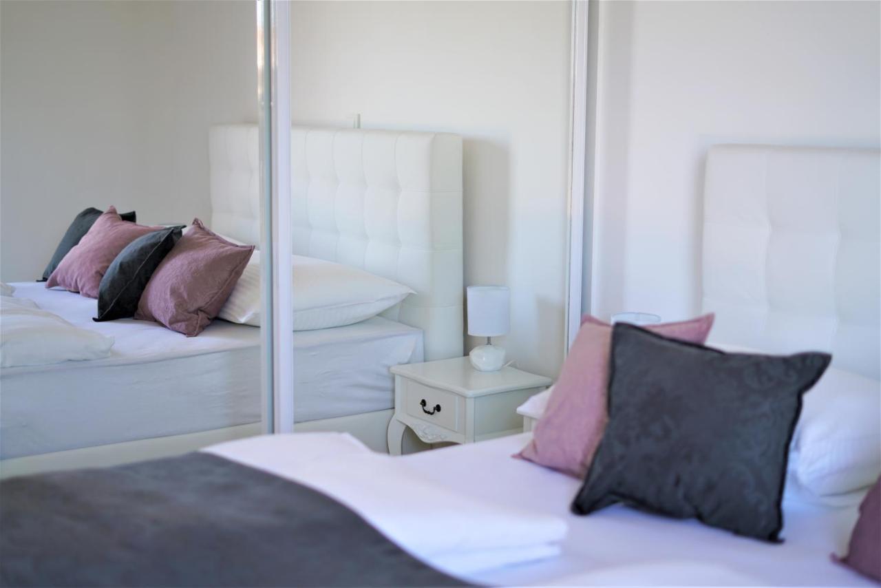 Villa M - Your Business & Holiday Apartment In シベニク エクステリア 写真