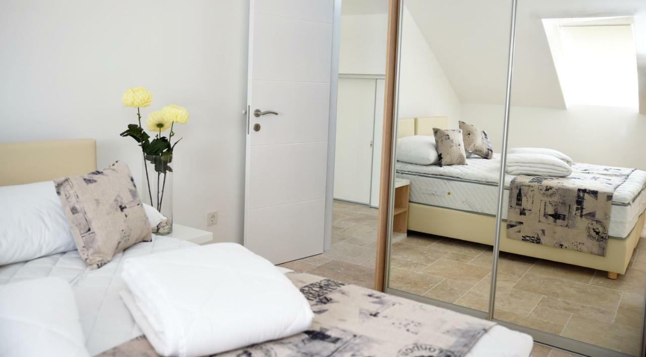 Villa M - Your Business & Holiday Apartment In シベニク エクステリア 写真